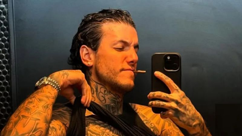 Alex Caniggia subió una foto en un espejo al borde de la censura